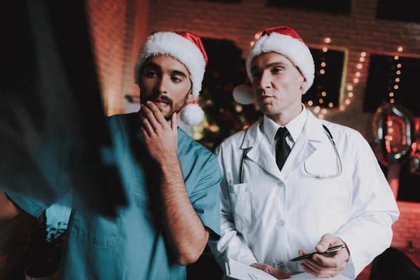 Dois Médicos Caps Vermelhos Com Raio Escritório Véspera Ano Novo — Fotografia de Stock