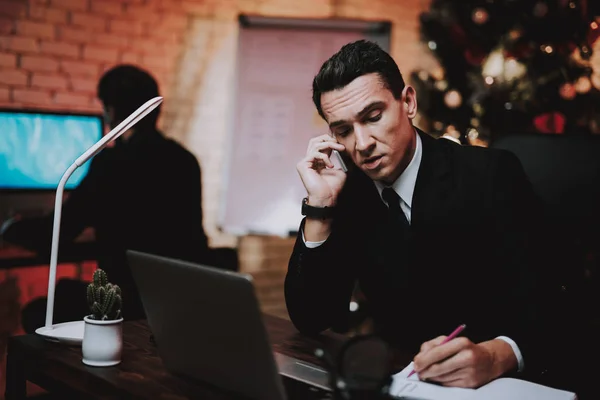 Homme Affaires Parlant Téléphone Veille Nouvel Arbre Noël Bureau Ordinateur — Photo