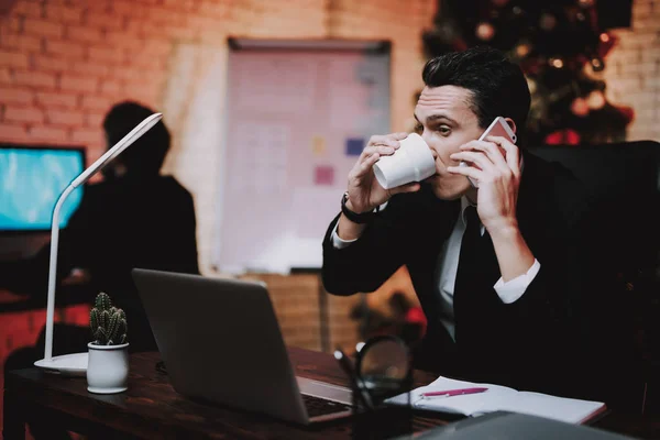 Бизнесмен Разговаривает Телефону Канун Нового Года Рождественская Ёлка Офисе Ноутбук — стоковое фото