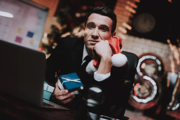 Cansado Jovem Empresário Cargo Véspera Ano Novo Árvore Natal Escritório — Fotografia de Stock