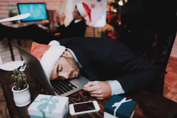 Втомлений Молодий Бізнесмен Офісі Напередодні Нового Року Різдвяна Ялинка Офісі — стокове фото