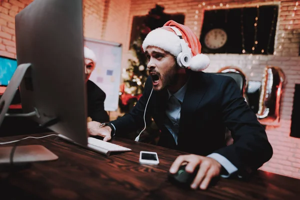 Бізнесмен Грає Комп Ютері Напередодні Нового Року Різдвяна Ялинка Офісі — стокове фото