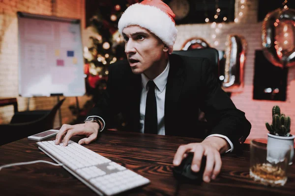 Empresário Jogando Computador Véspera Ano Novo Árvore Natal Escritório Laptop — Fotografia de Stock