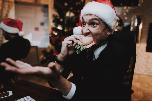 Uomo Che Guarda Film Computer Mangia Hamburger Albero Natale Ufficio — Foto Stock