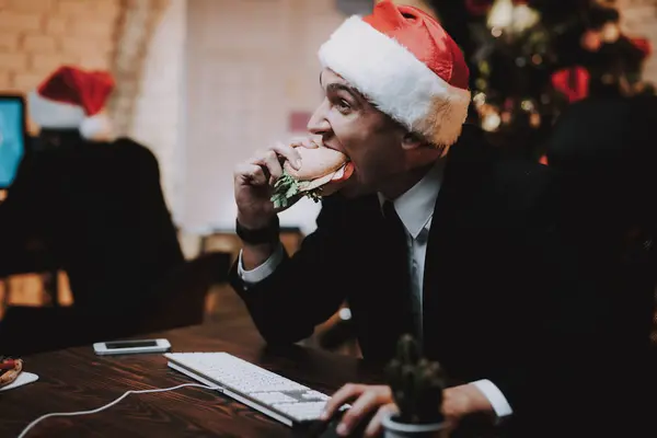 Uomo Affari Che Gioca Computer Mangia Hamburger Albero Natale Ufficio — Foto Stock