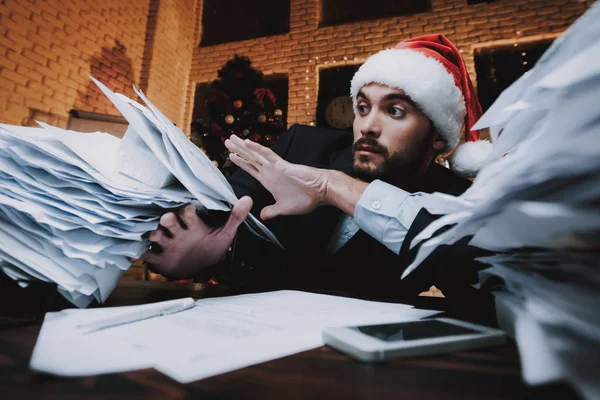 Uomo Stanco Che Lavora Con Documenti Vigilia Capodanno Albero Natale — Foto Stock