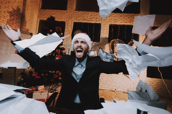 Uomo Stanco Che Lavora Con Documenti Vigilia Capodanno Albero Natale — Foto Stock