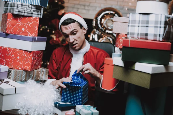 Homem Jovem Traje Papai Noel Com Caixas Presente Véspera Ano — Fotografia de Stock