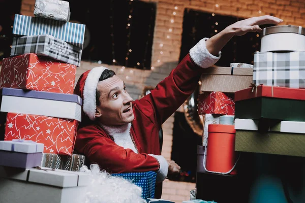 Homem Jovem Traje Papai Noel Com Caixas Presente Véspera Ano — Fotografia de Stock