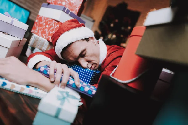 Mladý Muž Kostýmu Santa Clause Dárkové Krabičky Nový Rok Večer — Stock fotografie