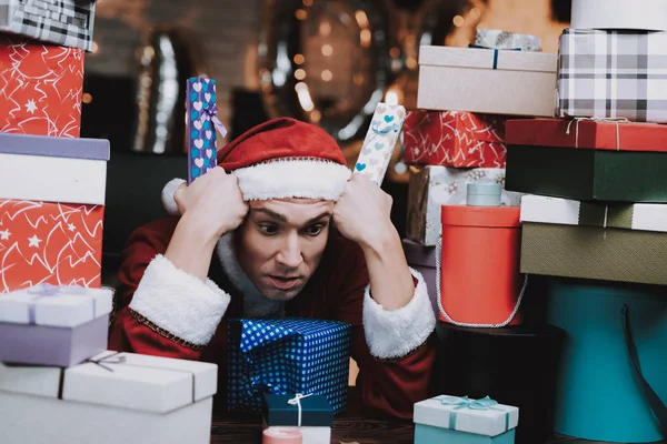 Homem Jovem Traje Papai Noel Com Caixas Presente Véspera Ano — Fotografia de Stock