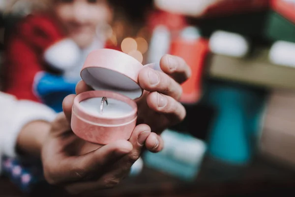 Nahaufnahme Junger Mann Mit Ring Kleiner Geschenkbox Silvester Weihnachtsbaum Amt — Stockfoto