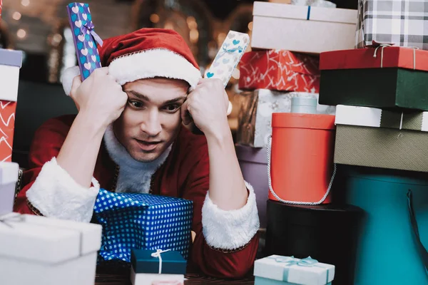 Homem Jovem Traje Papai Noel Com Caixas Presente Véspera Ano — Fotografia de Stock