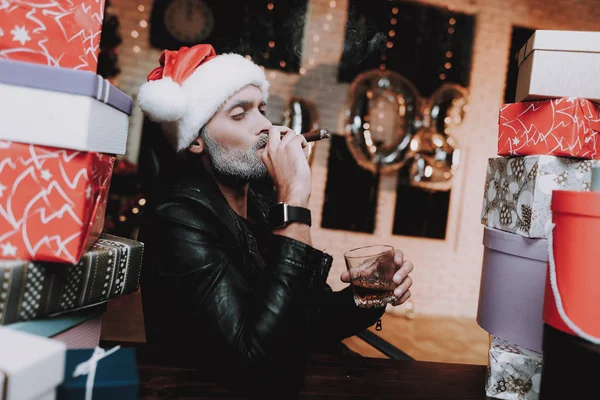 Jovem Santa Claus Cap Com Caixas Presente Véspera Ano Novo — Fotografia de Stock