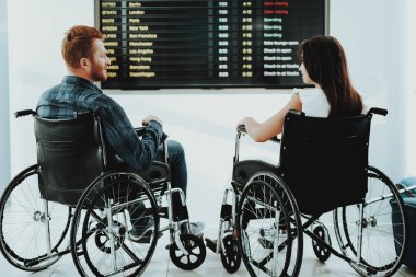 Tekerlekli sandalye insanlar. Havaalanı salonu. Kadın tekerlekli sandalyede. Havaalanı afişlerin. Sınırlı fırsatlar. Kadın devre dışı. Engelli toplantı. Engelli sevgi dolu. İnsanlar sınırlı olanakları ile. Beyaz iç.