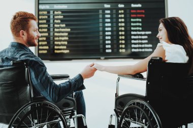 Tekerlekli sandalye insanlar. Havaalanı salonu. Kadın tekerlekli sandalyede. Sınırlı fırsatlar. Kadın devre dışı. Birbirimizi sakatlar. İnsanlar sınırlı olanakları ile. Havaalanı tasarlamak. Sakatlar el sıkışma.