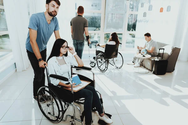 Osób Wózku Inwalidzkim Niepełnosprawnych Hali Kobieta Wózku Inwalidzkim Człowiek Kulach — Zdjęcie stockowe