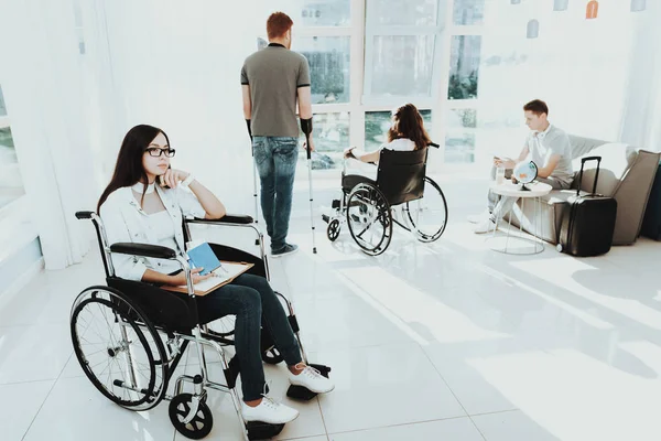 Persone Sulla Sedia Rotelle Disabili Sala Donna Sulla Sedia Rotelle — Foto Stock