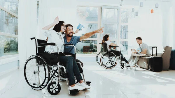 Pessoas Cadeira Rodas Deficiente Hall Mulher Cadeira Rodas Homem Crutches — Fotografia de Stock