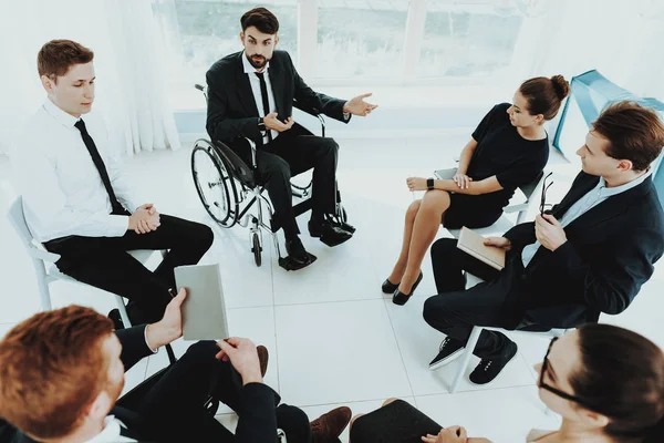 휠체어에 사람은 장애인 파노라마 있습니다 인테리어 기회를 사람입니다 비즈니스 회의입니다 — 스톡 사진