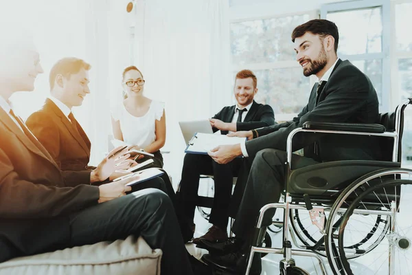 Osoba Wózku Inwalidzkim Grupa Niepełnosprawnych Pracowników Panoramiczny Widok Białe Wnętrze — Zdjęcie stockowe
