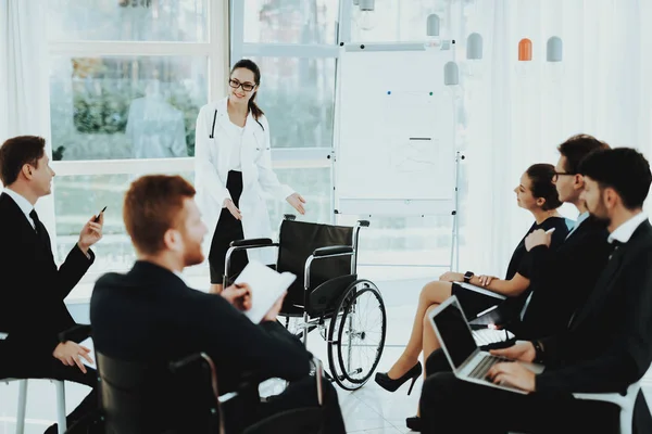 Presenta Nuova Sedia Rotelle Gruppo Lavoratori Disabili Lavoratori Con Disabilità — Foto Stock