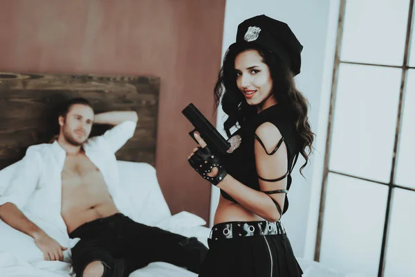 Брюнетка Женщина Костюме Сексуального Полицейского Девушка Пистолетом Кровати Белое Белье — стоковое фото