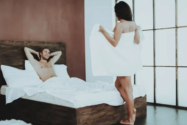 Μελαχρινή Κοπέλα Γυμνή Κοπέλα Στις Λευκή Πετσέτα Γυναίκα Στο Κρεβάτι — Φωτογραφία Αρχείου
