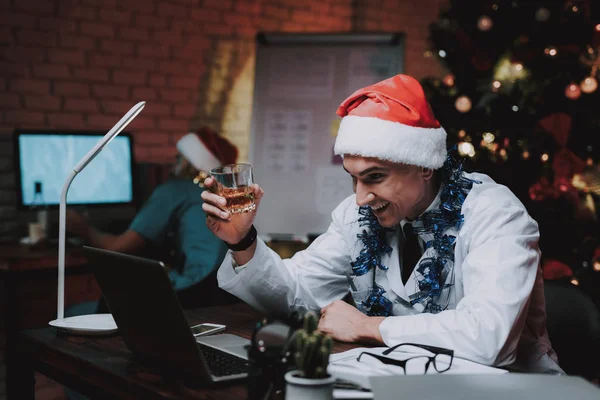 Dois Doutores Sorridentes Celebram Ano Novo Escritório Homem Papai Noel — Fotografia de Stock