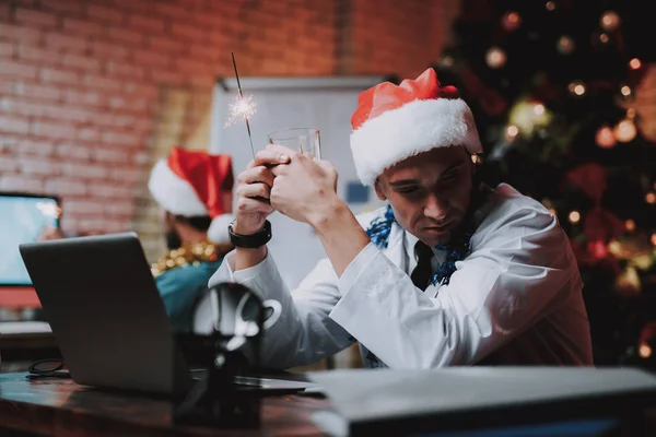 Giovane Dottore Stanco Vigilia Capodanno Carica Capodanno Albero Natale Ufficio — Foto Stock