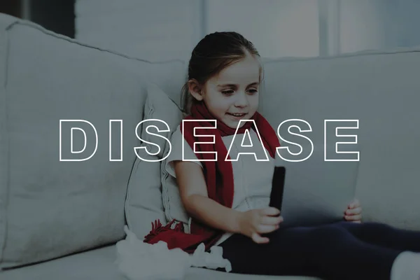 Dziewczynka Chora Cyfrowego Tabletu Kanapie Leczenia Domowego Się Dobrze Czerwony — Zdjęcie stockowe