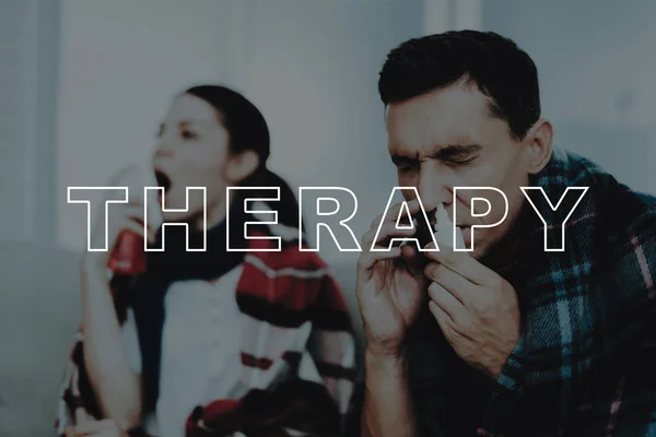 Krank Paar Behandlung Hause Mit Nasenspray Decken Gehullt Mann Und