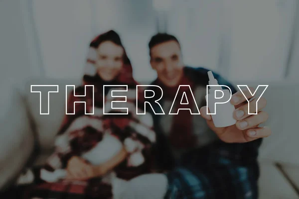 Krank Paar Behandlung Hause Mit Nasenspray Decken Gehullt Mann Und