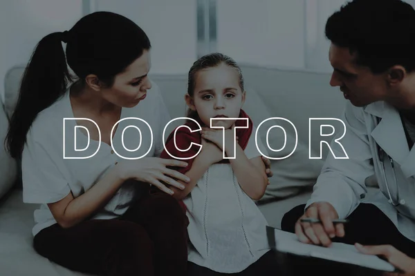 Doctor Recibiendo Consulta Niña Enferma Niño Con Frío Pediatra Profesional — Foto de Stock