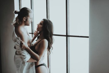 Esmer kız. Siyah iç çamaşırı kadın. Kadının yanına pencere. Odasında çıplak kız. Güzel esmer Famale. Adam çıplak kız sarılmak. Kadın iç çamaşırı ve çorap. Seks oyunları. Kadın iç çamaşırı seksi kız