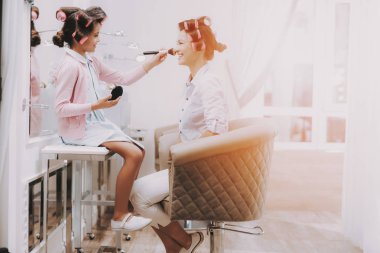 Curlers olan küçük kız. Güzel küçük hanım. Kız Güzellik Salonu. Çocuk makyaj yok. Consept güzellik salonu. Güzel küçük hanım. Hizmet Consept. Çocuk güzellik salonu. Gülümseyen kadın.