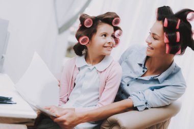 Curlers ile küçük hanım. Kız Güzellik Salonu. Dergi elinde. Consept güzellik salonu. Güzel küçük hanım. Kız ve kadın. Birbirine bakmak. Hizmet Consept. Curlers kadınla. Gülümseyen kişi.