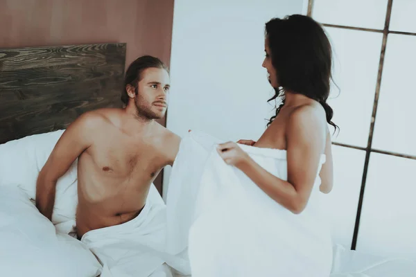 Esmer Kız Siyah Çamaşırı Kadın Kız Yatakta Beyaz Çarşaflar Adam — Stok fotoğraf