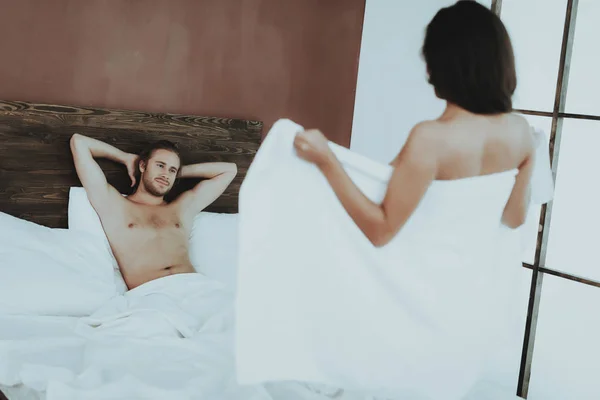 黑发女孩 穿白毛巾的裸体女孩 床上的女人 白色床单 男人赤裸上身 穿着红色内衣和脱衣服的女人性游戏 卧室里的男人裸体女人在卧室里 白色毛巾女孩 — 图库照片