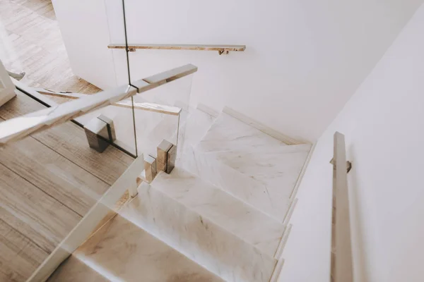 Trappa med marmor steg i Hall skönhetssalong. — Stockfoto