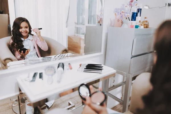 Beautiful Little Girl Girl Beauty Salon Makeup Brush Front Mirror — Stock Photo, Image