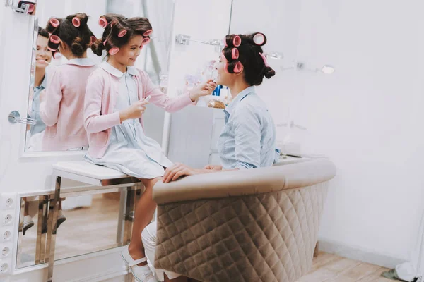 Curlers Ile Küçük Hanım Ruj Olan Kız Kız Güzellik Salonu — Stok fotoğraf