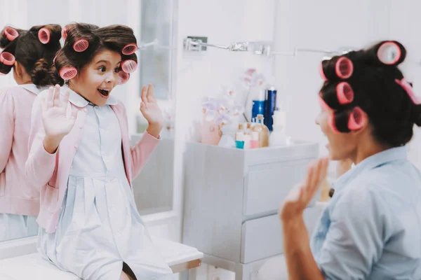 Petite Dame Avec Des Bigoudis Une Fille Dans Salon Beauté — Photo