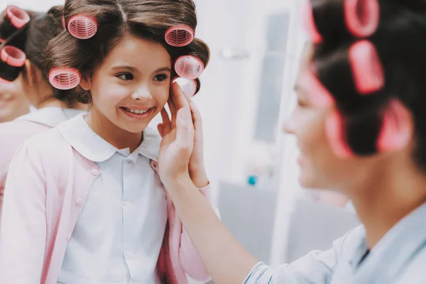 Malá Dáma Natáčky Šťastné Dítě Salonu Krásy Koncept Kosmetický Salon — Stock fotografie