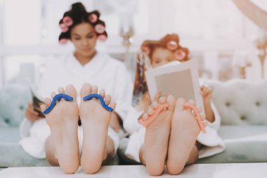Spa Güzellik Salonu günde. Curlers ile küçük hanım. Anne ve kızı Spa. Consept güzellik salonu. Güzel yüzüm. Kadın ve mutlu bir çocuk. Curlers kadınla. Selfie yapıyor. Spa salonda mavi kanepe.