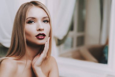 Profesyonel makyaj. Sarışın kız güzellik salonu. Makyaj güzellik salonu. Güzel kadın. Cilt parlayan ile sarışın kız. Sarı saçlı olan kadın. Kırmızı dudaklar. Güzellik tarzı. Güzel kadın güzellik salonu.