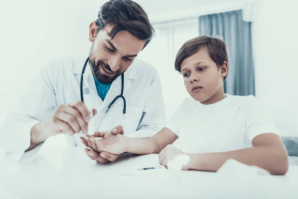 Läkaren Att Blodprov Från Pojkens Finger Diabetes Konceptet Socker Blodet — Stockfoto