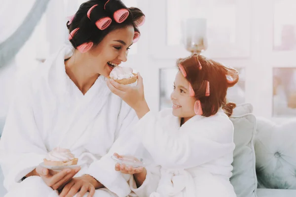 Chica Con Rizadores Madre Hija Spa Chica Mamá Con Pastel — Foto de Stock