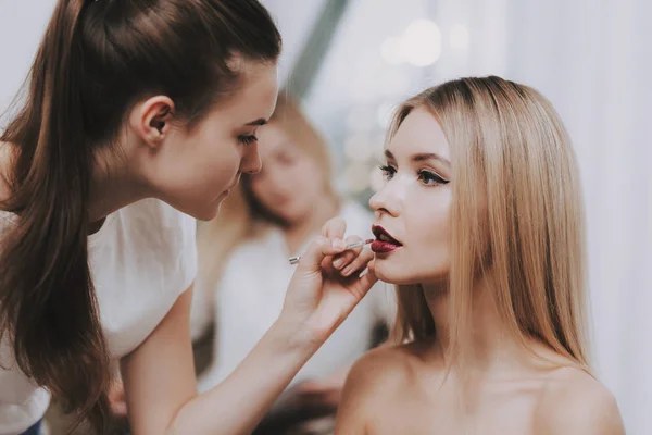 Blond Flicka Skönhetssalong Vinröd Färg Läppstift Makeup Skönhetssalong Färger Läppar — Stockfoto