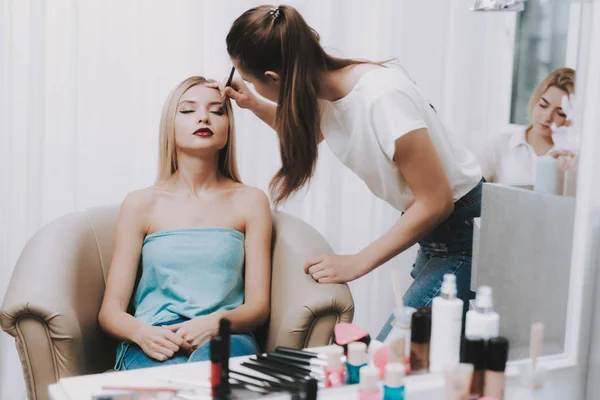 Blond Dziewczyna Gabinecie Kosmetycznym Makijaż Gabinecie Kosmetycznym Wizażystka Pędzla Kobieta — Zdjęcie stockowe